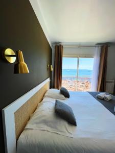 耶尔彭迪艾尔酒店的一间卧室设有一张床,享有海景