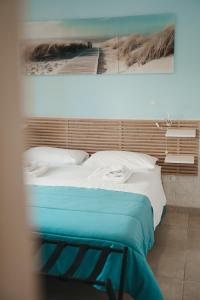 塔兰托迪莫拉马里尤住宿加早餐旅馆的一间卧室配有一张壁画床