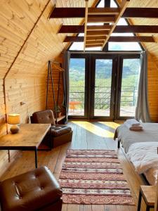 卡兹贝吉Kazbegi Kuro Cottages的卧室配有一张床和一张桌子