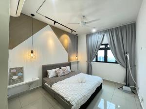 努沙再也Meridin Medini by WP Homestay的一间卧室设有一张床和一个窗口