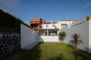 蓬塔德尔加达Figueiras House Pópulo Beach的享有房子后院的景色