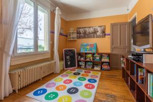 帕艾维坡斯特Paray - Maison avec jardin de 400m2的一间儿童房,地板上铺有地毯