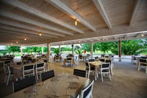 布多尼Resort Abbaia Ba的配有桌椅的用餐室