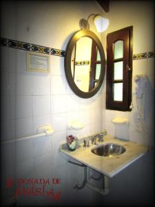 贝尔格拉诺将军镇La Posada de Akasha的一间带水槽和镜子的浴室