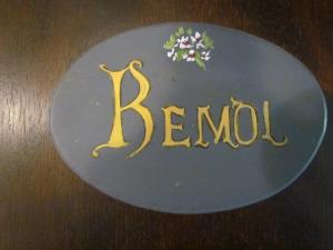 贝尔格拉诺将军镇La Posada de Akasha的上面写有"Benjad"字的盘子