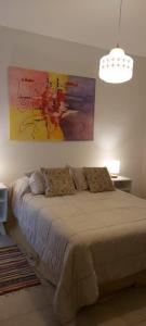 福尔摩沙La Casa de Mirna的一间卧室配有一张壁画床