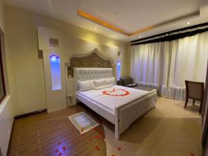 杉祖Lux Suites Shanzu Beachfront Apartments的卧室配有一张白色大床
