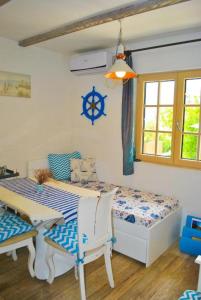 帕里斯特Casa Mediterraneo Perast的一间卧室配有一张床、一张桌子和一个窗户。