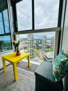 布拉迪斯拉发Apartments in Panorama City on 25th floor - amazing view close to Old town的市景客房内的黄色桌子