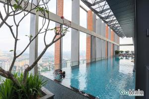 吉隆坡2Br Family Suite MILLERZ SQUARE // KL & Free Parking的一座大楼的楼层上的游泳池