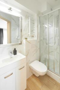 波兹南AR Apartamenty的白色的浴室设有卫生间和淋浴。