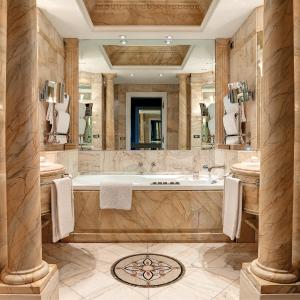罗马哈塞拉罗马酒店的一间带浴缸和大镜子的浴室
