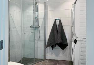 马尔默Hyllie Appartement - New Construction的带淋浴的浴室和玻璃门