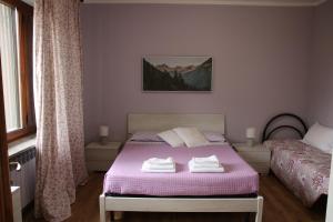 阿维利亚纳Bed And Breakfast Del Lago的一间卧室配有一张床,上面有两条毛巾
