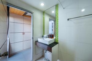 暖武里府传统酒店的一间带水槽和淋浴的浴室