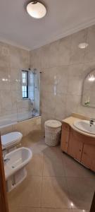 珀彻斯Dias Sublimes的大型浴室设有2个水槽和淋浴。