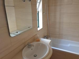 珀彻斯Dias Sublimes的浴室配有盥洗盆、镜子和浴缸