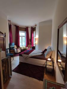 SchottwienVilla Petterhof的一间卧室设有一张床和一间客厅。