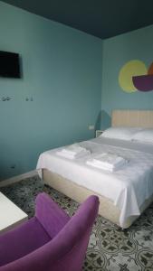 埃迪尔内5RoomsPansiyon的酒店客房设有两张床和一张紫色椅子