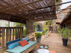 雷日卡普费雷l'Océane的木制甲板上配有蓝色沙发的庭院