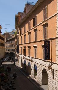 罗马戴伯尔格洛尼酒店的城市中一条空的街道,有建筑
