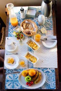 CanelonesPosada Biarritz的餐桌上放有食物和橙汁