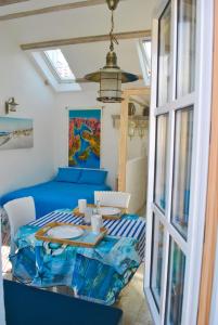 帕里斯特Casa Mediterraneo Perast的一间设有蓝色桌子和窗户的用餐室