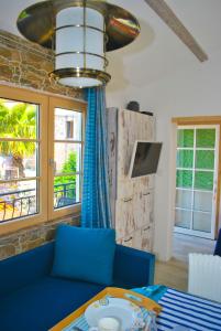帕里斯特Casa Mediterraneo Perast的客厅配有蓝色的沙发和桌子