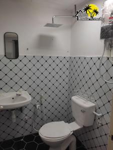 LenggingSantai D' Mantin Homestay的一间带卫生间和水槽的浴室