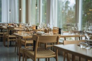 纳卡斯科普帕霍尔门酒店的用餐室配有桌椅和酒杯