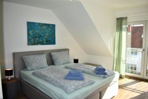 海德堡Heiligenbergblick的一间卧室配有一张带蓝色毛巾的床