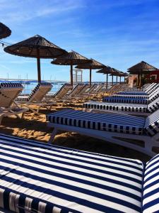 耶尔彭迪艾尔酒店的海滩上的一组椅子和遮阳伞