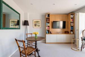 切尔滕纳姆No 10的客厅配有桌子和电视
