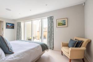 切尔滕纳姆No 10的卧室配有床、椅子和窗户。