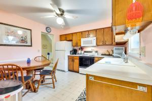 克利尔莱克Clear Lake Vacation Home Rental - Pet Friendly!的厨房配有桌子和白色冰箱。
