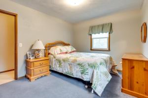 克利尔莱克Clear Lake Vacation Home Rental - Pet Friendly!的一间卧室配有一张床、一个梳妆台和一扇窗户。