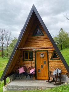 莫伊科瓦茨Eco kutak 2的一座带斜屋顶的小房子