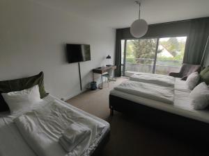 韦兹拜克玛瑞娜酒店的酒店客房设有两张床和窗户。
