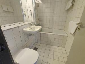 韦兹拜克玛瑞娜酒店的白色的浴室设有卫生间和水槽。