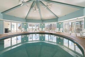 奥甘奎特格兰德酒店的一座带吊扇的室内泳池