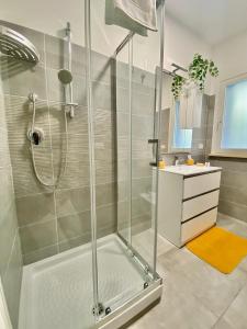 马里诺Cava Home - Castelli Apartments的浴室里设有玻璃门淋浴