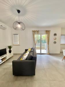 马里诺Cava Home - Castelli Apartments的客厅配有黑色沙发和桌子