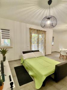 马里诺Cava Home - Castelli Apartments的一间卧室配有一张带绿毯的床