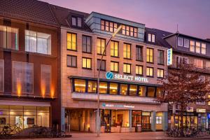 汉堡Select Hotel Tiefenthal的前面有路灯的建筑