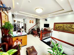 归仁LaCas Hotel Quy Nhon的一间设有美发沙龙的房间