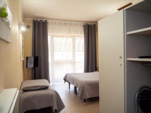 塔尔奎尼亚塔尔崇豪华住宿加早餐旅馆的酒店客房设有两张床和窗户。