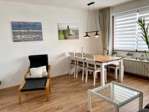 万根沃格Anton-Gunther-Str 16的客厅设有餐桌和椅子