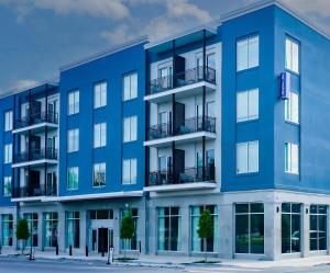 新奥尔良Hampton Inn New Orleans French Quarter Market Area的蓝色公寓大楼的图片
