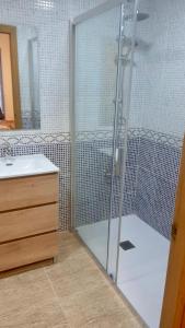 萨洛RoNi RoOms的带淋浴的浴室和玻璃门