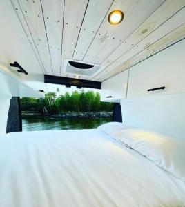 阿瓜迪亚BeeVan的卧室配有一张白色床,享有河景